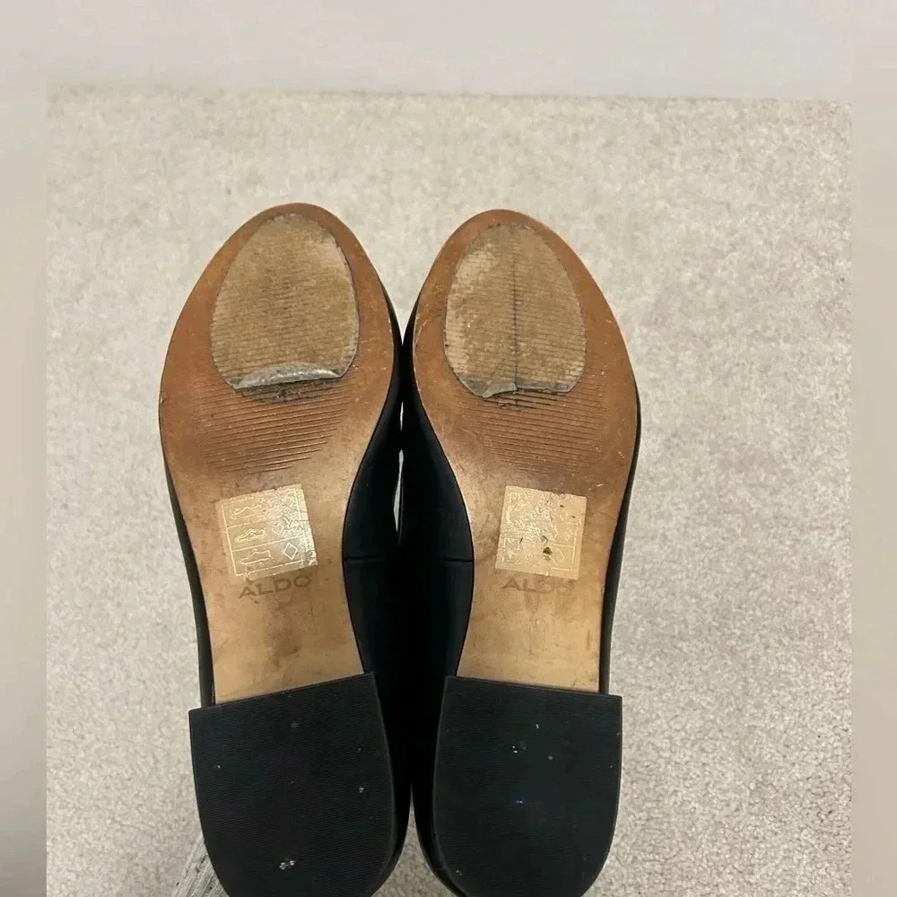 Elegant Black Loafers with Gold Accent - Picture 7 of 12